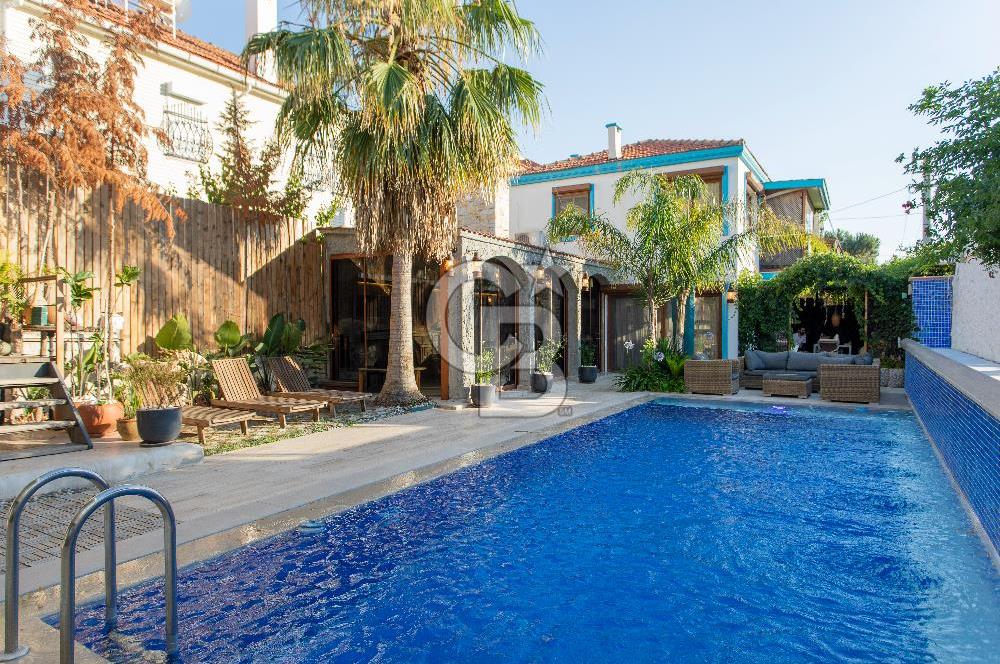 Foça İsmetpaşa'da Satılık Havuzlu Müstakil Villa