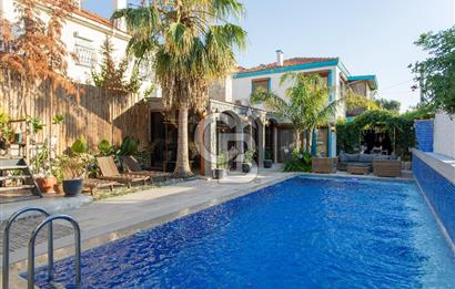 Foça İsmetpaşa'da Satılık Havuzlu Müstakil Villa