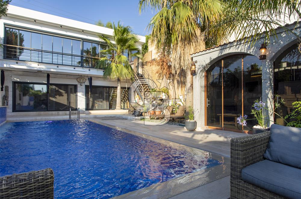 Foça İsmetpaşa'da Satılık Havuzlu Müstakil Villa