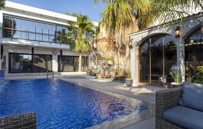 Foça İsmetpaşa'da Satılık Havuzlu Müstakil Villa
