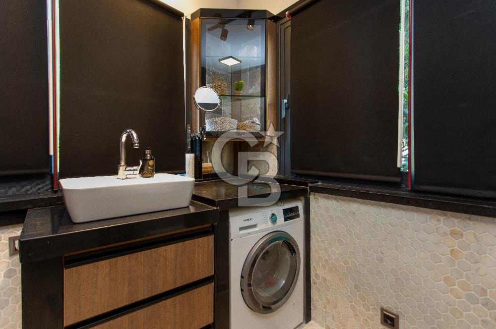 Foça İsmetpaşa'da Satılık Havuzlu Müstakil Villa