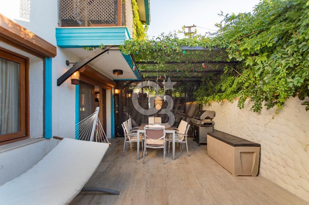 Foça İsmetpaşa'da Satılık Havuzlu Müstakil Villa