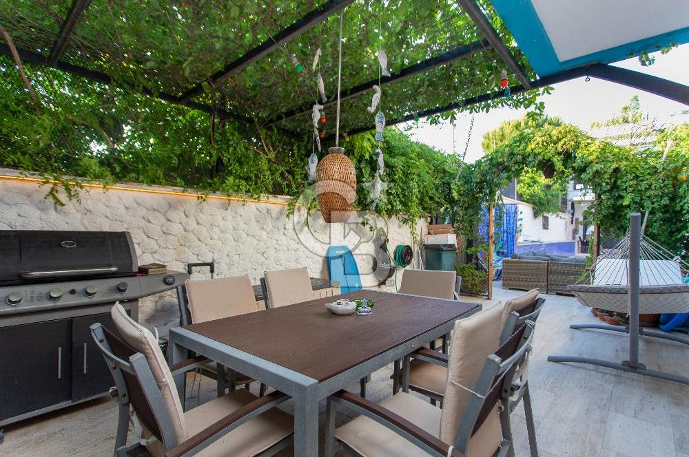 Foça İsmetpaşa'da Satılık Havuzlu Müstakil Villa