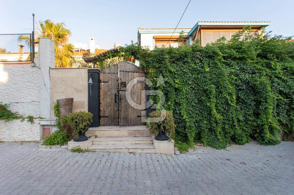 Foça İsmetpaşa'da Satılık Havuzlu Müstakil Villa