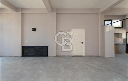 Yenifoça Pazar Yeri'nin En İşlek Caddesinde Otoparklı Dükkan