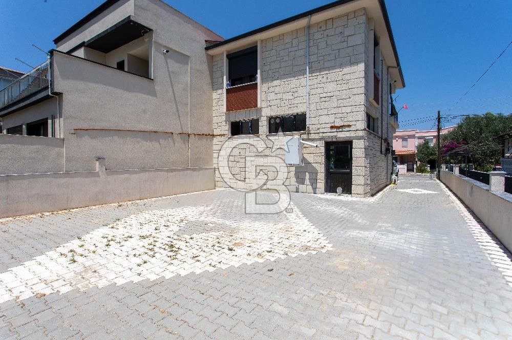 Yenifoça Pazar Yeri'nin En İşlek Caddesinde Otoparklı Dükkan