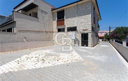 Yenifoça Pazar Yeri'nin En İşlek Caddesinde Otoparklı Dükkan