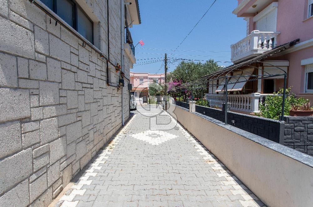 Yenifoça Pazar Yeri'nin En İşlek Caddesinde Otoparklı Dükkan
