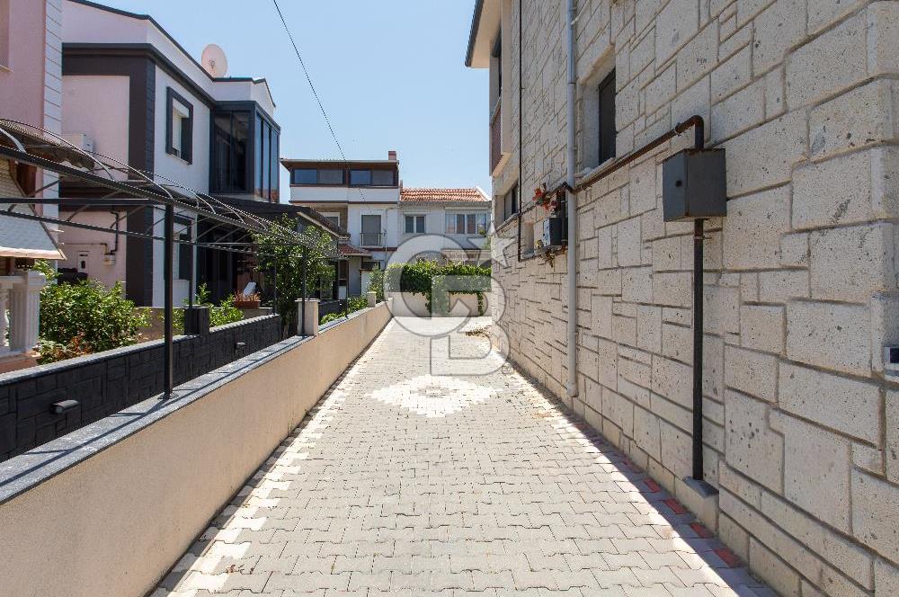 Yenifoça Pazar Yeri'nin En İşlek Caddesinde Otoparklı Dükkan