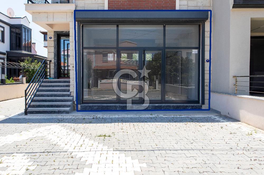 Yenifoça Pazar Yeri'nin En İşlek Caddesinde Otoparklı Dükkan