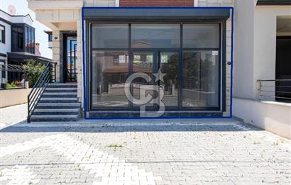 Yenifoça Pazar Yeri'nin En İşlek Caddesinde Otoparklı Dükkan