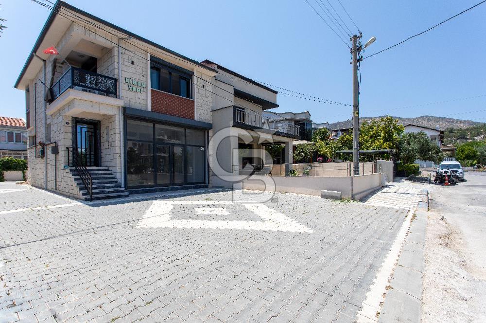 Yenifoça Pazar Yeri'nin En İşlek Caddesinde Otoparklı Dükkan