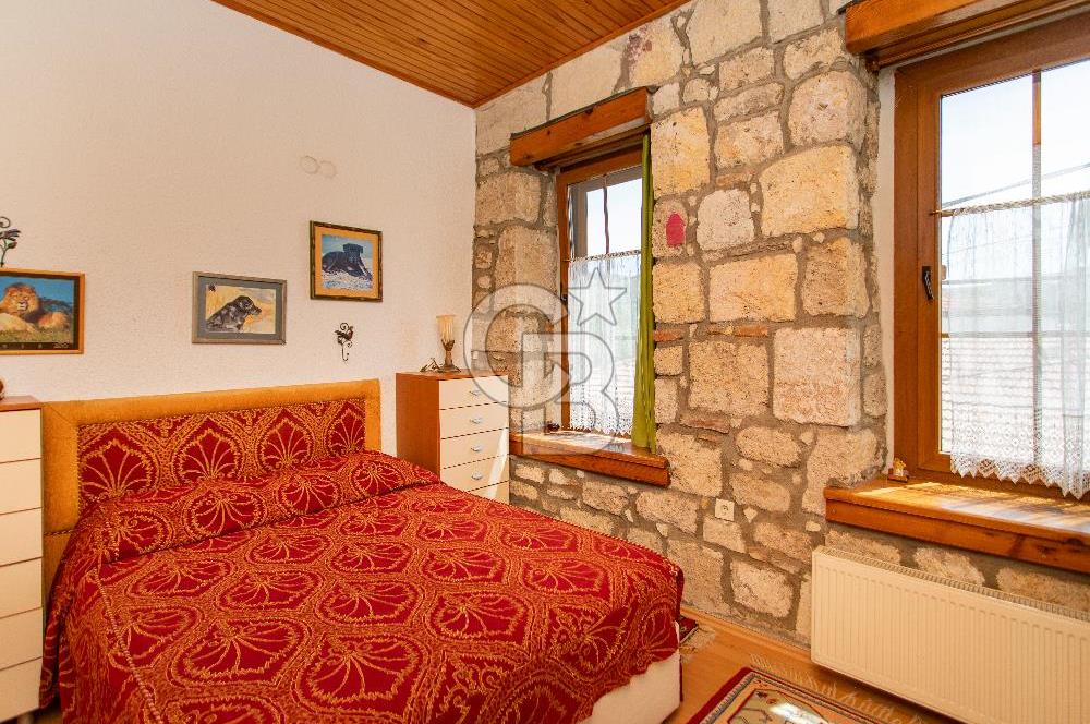 Foça'da Satılık Restorasyonlu Masrafsız Taş Ev