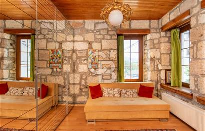 Foça'da Satılık Restorasyonlu Masrafsız Taş Ev