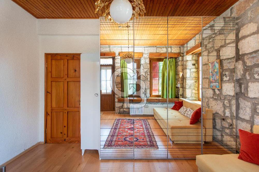 Foça'da Satılık Restorasyonlu Masrafsız Taş Ev