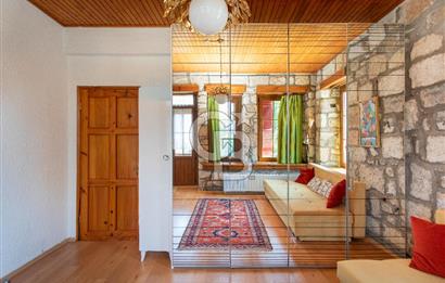 Foça'da Satılık Restorasyonlu Masrafsız Taş Ev