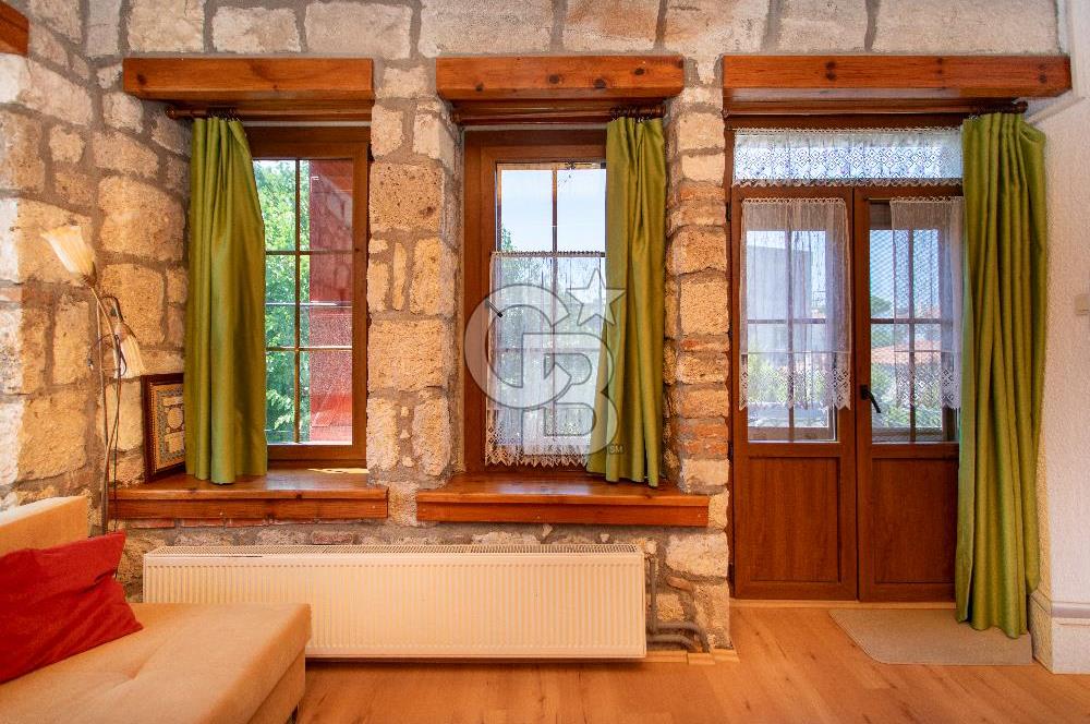 Foça'da Satılık Restorasyonlu Masrafsız Taş Ev