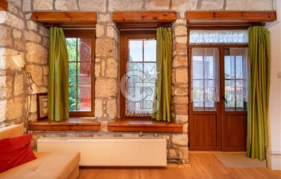 Foça'da Satılık Restorasyonlu Masrafsız Taş Ev