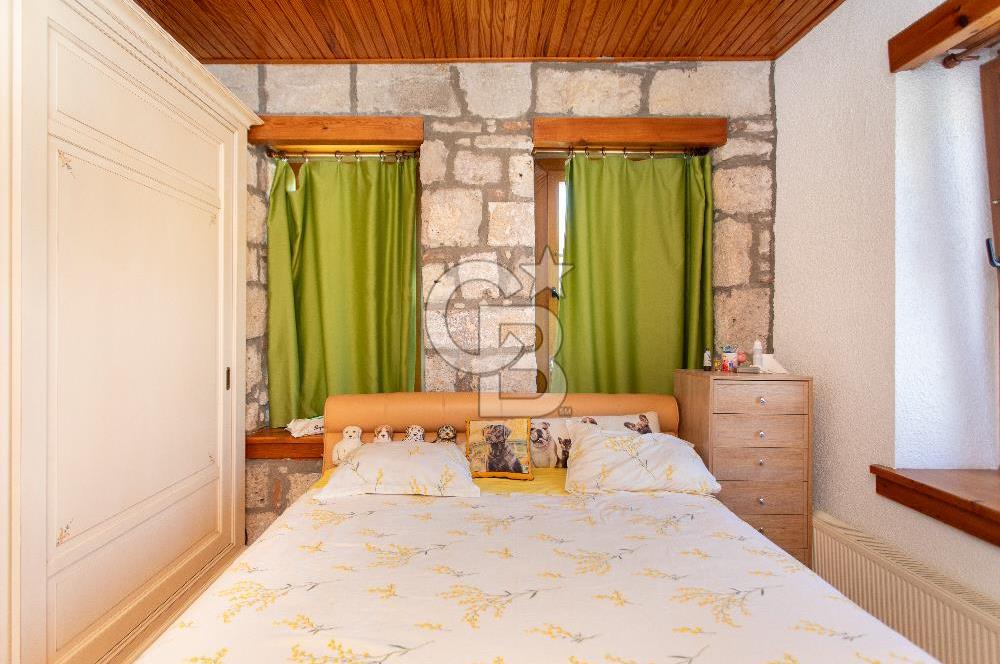 Foça'da Satılık Restorasyonlu Masrafsız Taş Ev