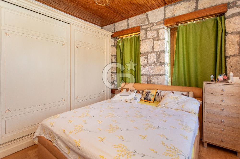 Foça'da Satılık Restorasyonlu Masrafsız Taş Ev