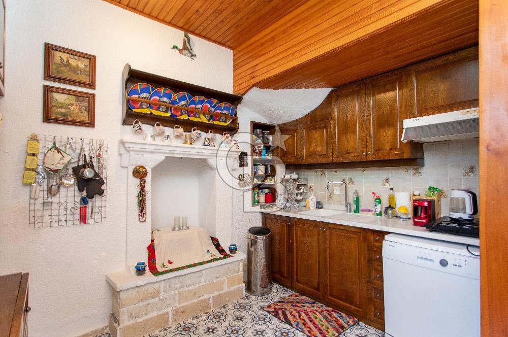 Foça'da Satılık Restorasyonlu Masrafsız Taş Ev