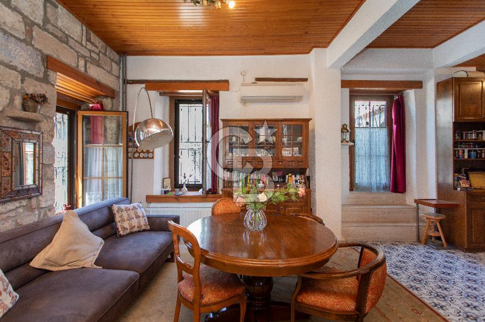 Foça'da Satılık Restorasyonlu Masrafsız Taş Ev