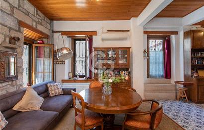 Foça'da Satılık Restorasyonlu Masrafsız Taş Ev