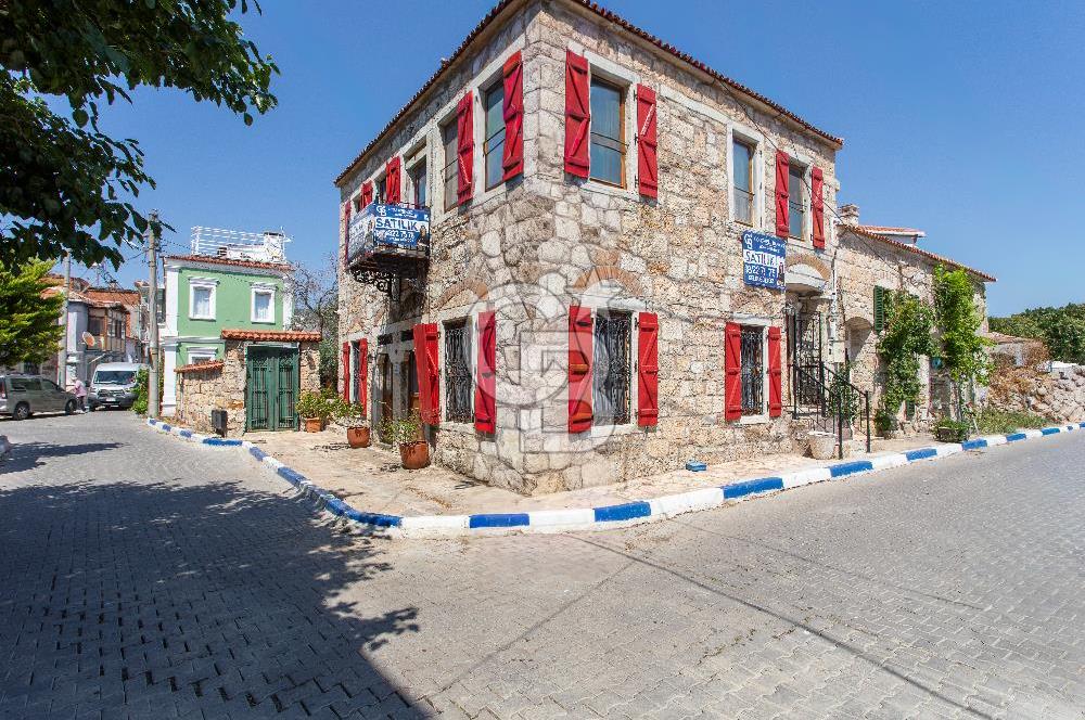 Foça'da Satılık Restorasyonlu Masrafsız Taş Ev