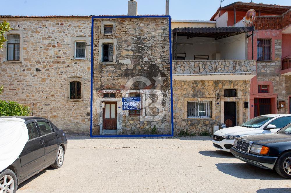 Yenifoça Merkezde Satılık Dubleks Müstakil Eski Taş Ev