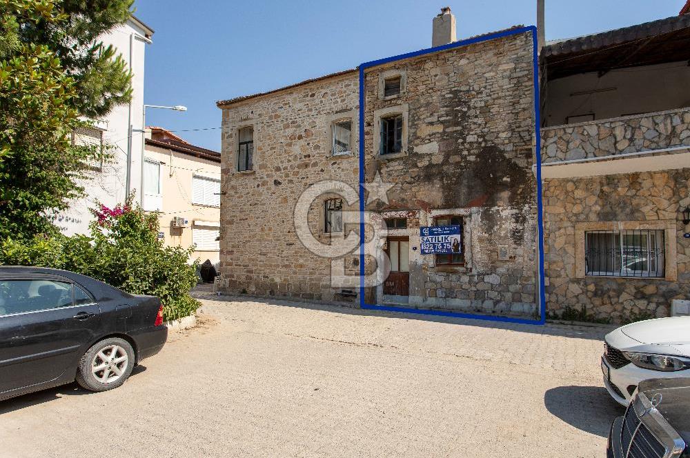 Yenifoça Merkezde Satılık Dubleks Müstakil Eski Taş Ev