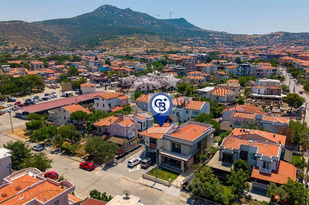 Yenifoça Pazar Yeri'nin En İşlek Caddesinde Otoparklı Dükkan