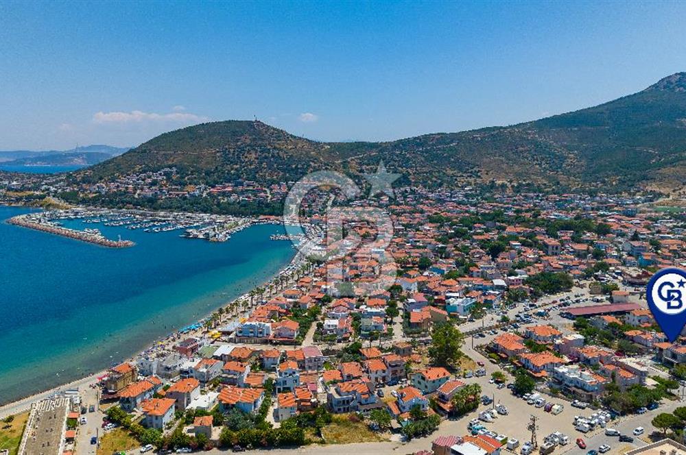 Yenifoça Pazar Yeri'nin En İşlek Caddesinde Otoparklı Dükkan
