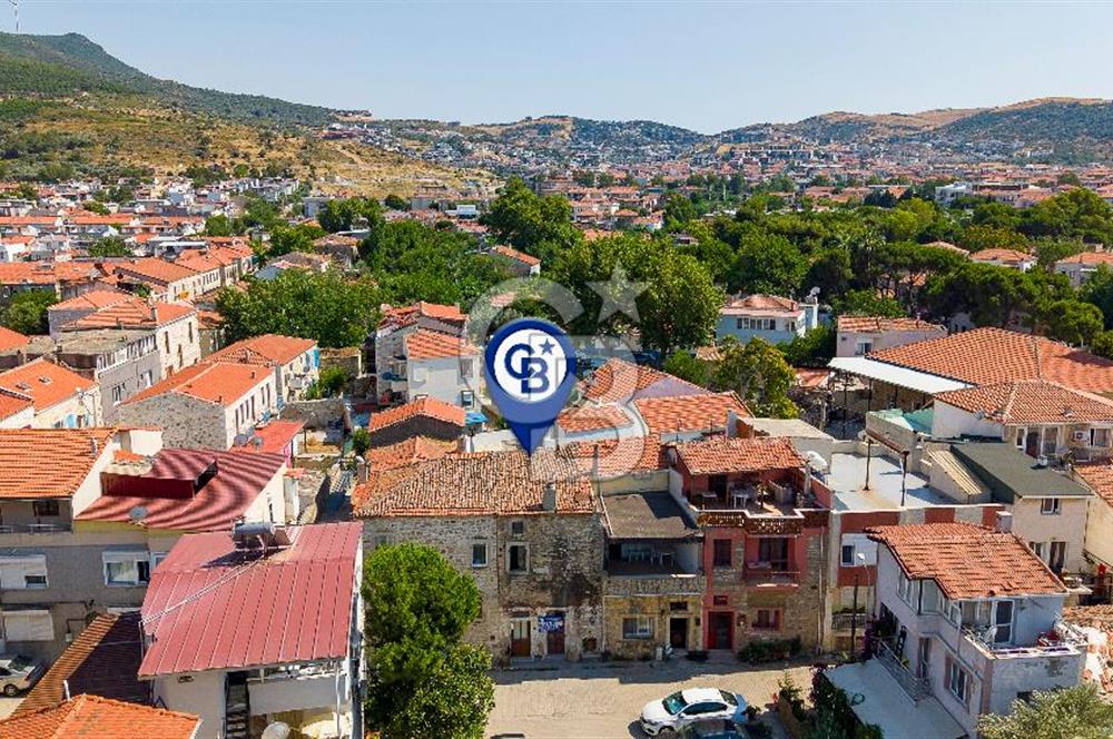 Yenifoça Merkezde Satılık Dubleks Müstakil Eski Taş Ev