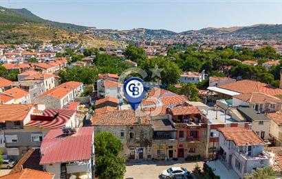 Yenifoça Merkezde Satılık Dubleks Müstakil Eski Taş Ev