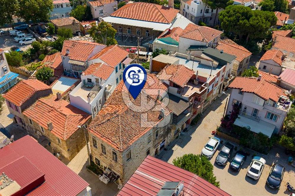 Yenifoça Merkezde Satılık Dubleks Müstakil Eski Taş Ev