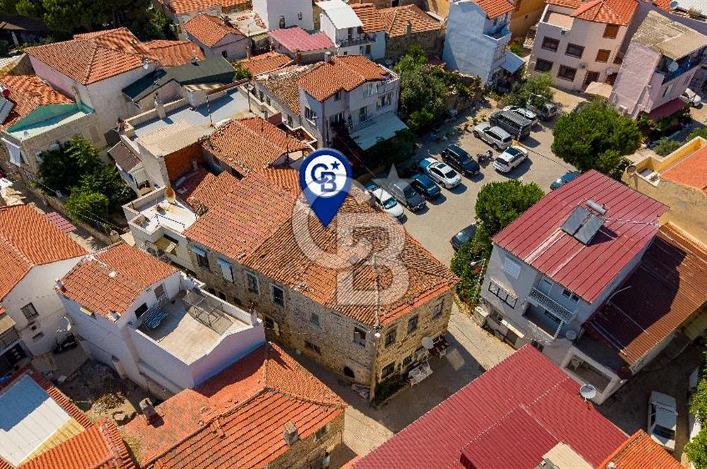 Yenifoça Merkezde Satılık Dubleks Müstakil Eski Taş Ev