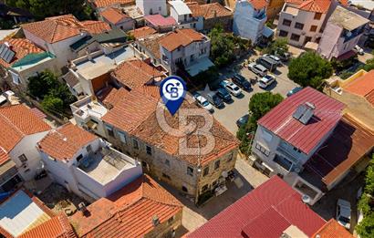 Yenifoça Merkezde Satılık Dubleks Müstakil Eski Taş Ev