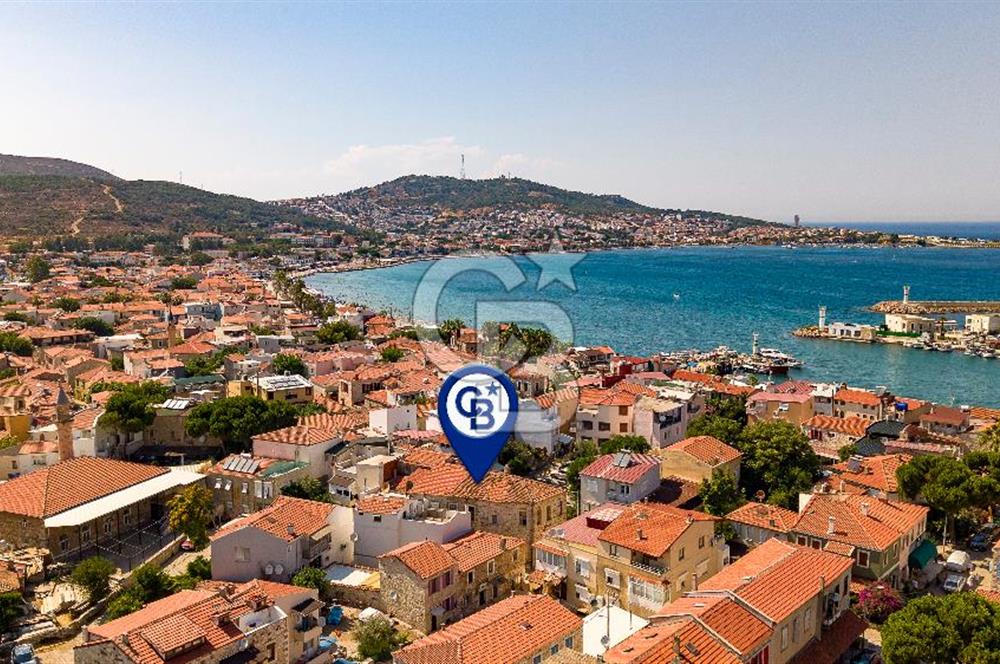 Yenifoça Merkezde Satılık Dubleks Müstakil Eski Taş Ev