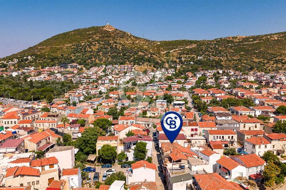 Yenifoça Merkezde Satılık Dubleks Müstakil Eski Taş Ev