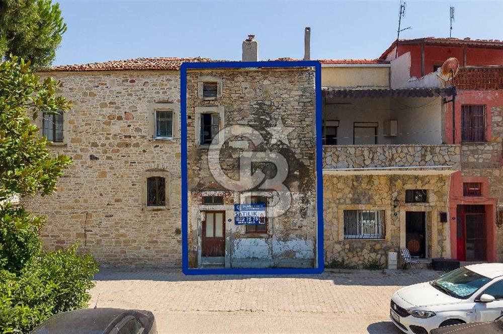 Yenifoça Merkezde Satılık Dubleks Müstakil Eski Taş Ev