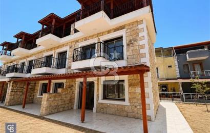 YENİFOÇA'DA DENİZE MARİNAYA YÜRÜME MESAFESİNDE 4+1 SATILIK VİLLA