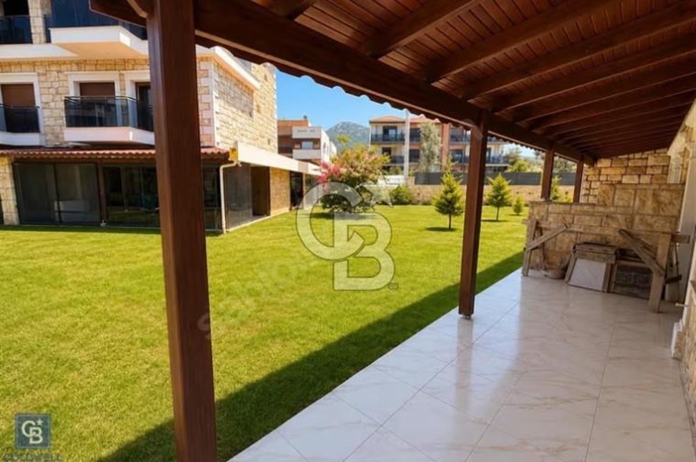 YENİFOÇA'DA DENİZE MARİNAYA YÜRÜME MESAFESİNDE 4+1 SATILIK VİLLA