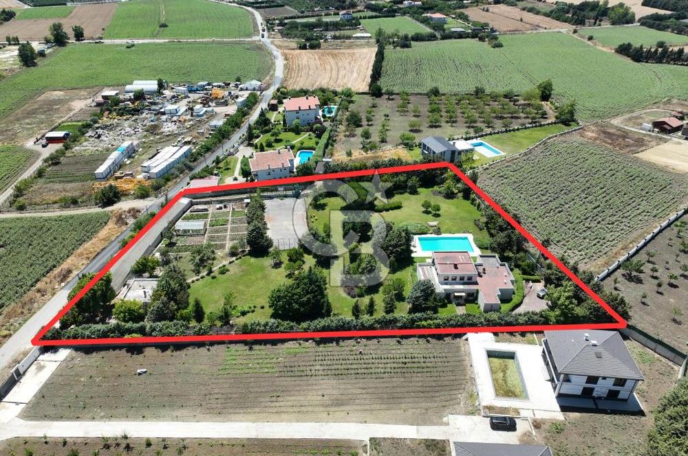 ÇATALCA DA 9 DÖNÜM PRESTİJLİ EŞSİZ HAVUZLU VİLLA
