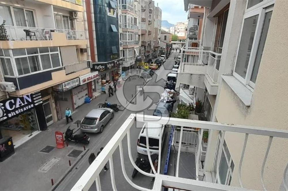 KARŞIYAKA'nın EN HAREKETLİ BÖLGESİNDE BULUNAN DAİREMİZ 3+1 OLUP 2.KATTADIR