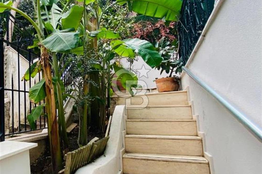 Balçova Teleferik Mahallesinde Deniz Manzaralı Kiralık Villa 