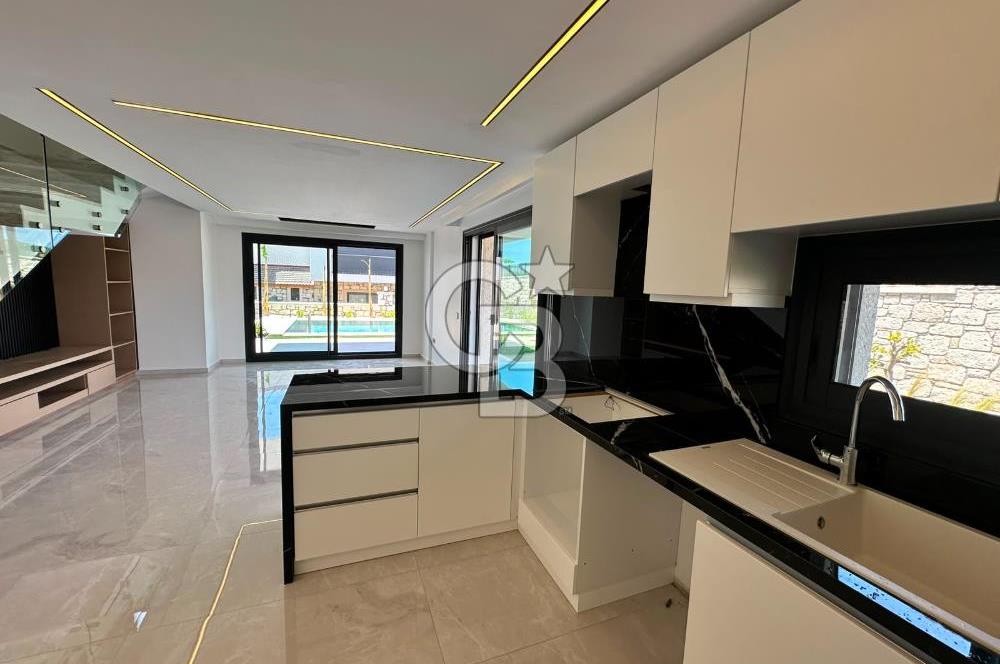 ÇEŞME REİSDERE ÖZEL HAVUZLU SATILIK 3+1 LÜKS VİLLA
