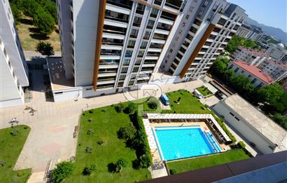 Özgür Park Sitesi'nde Podyum Park'a Yakın Teraslı 5+1 Satılık