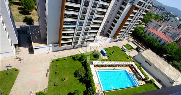 Özgür Park Sitesi'nde Podyum Park'a Yakın Teraslı 5+1 Satılık - 359643