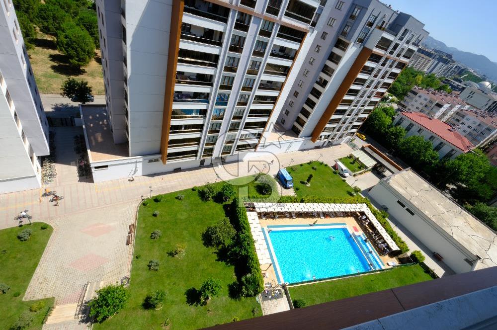 Özgür Park Sitesi'nde Podyum Park'a Yakın Teraslı 5+1 Satılık