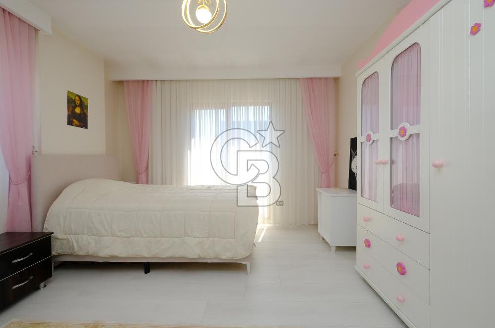 Özgür Park Sitesi'nde Podyum Park'a Yakın Teraslı 5+1 Satılık